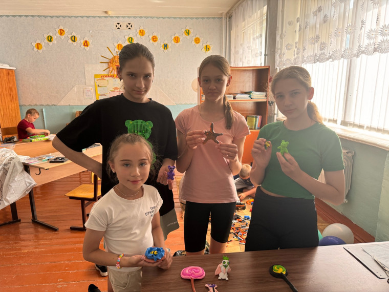 Второй день работы школьного лагеря "Одуванчики".